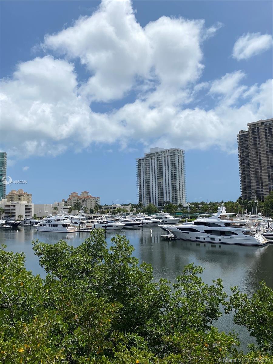 yacht club at aventura marina