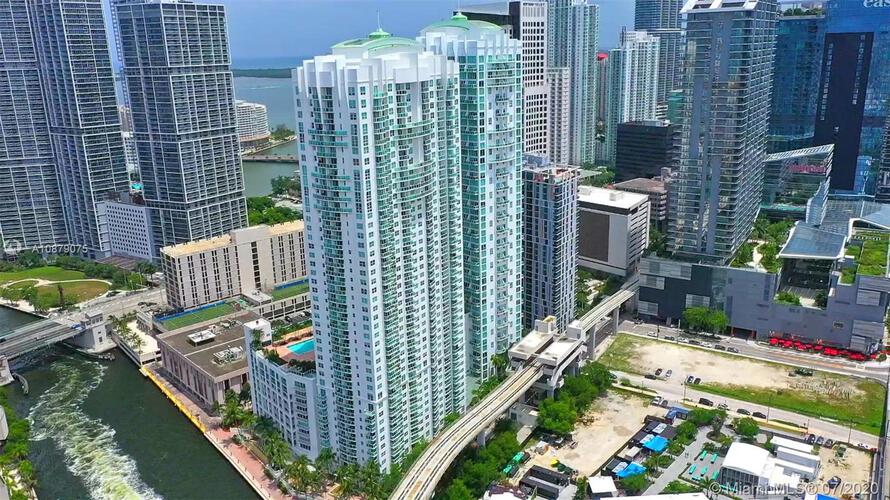 Brickell on the River North image #36